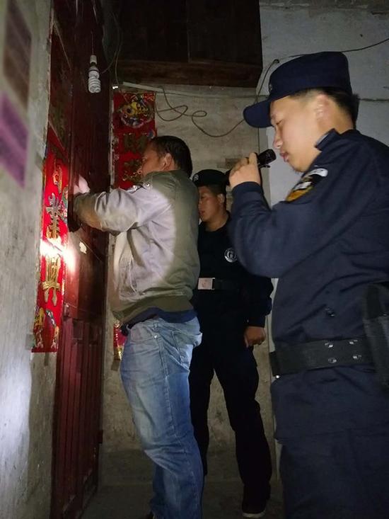 潜江粗心妈妈误将幼女锁家中 