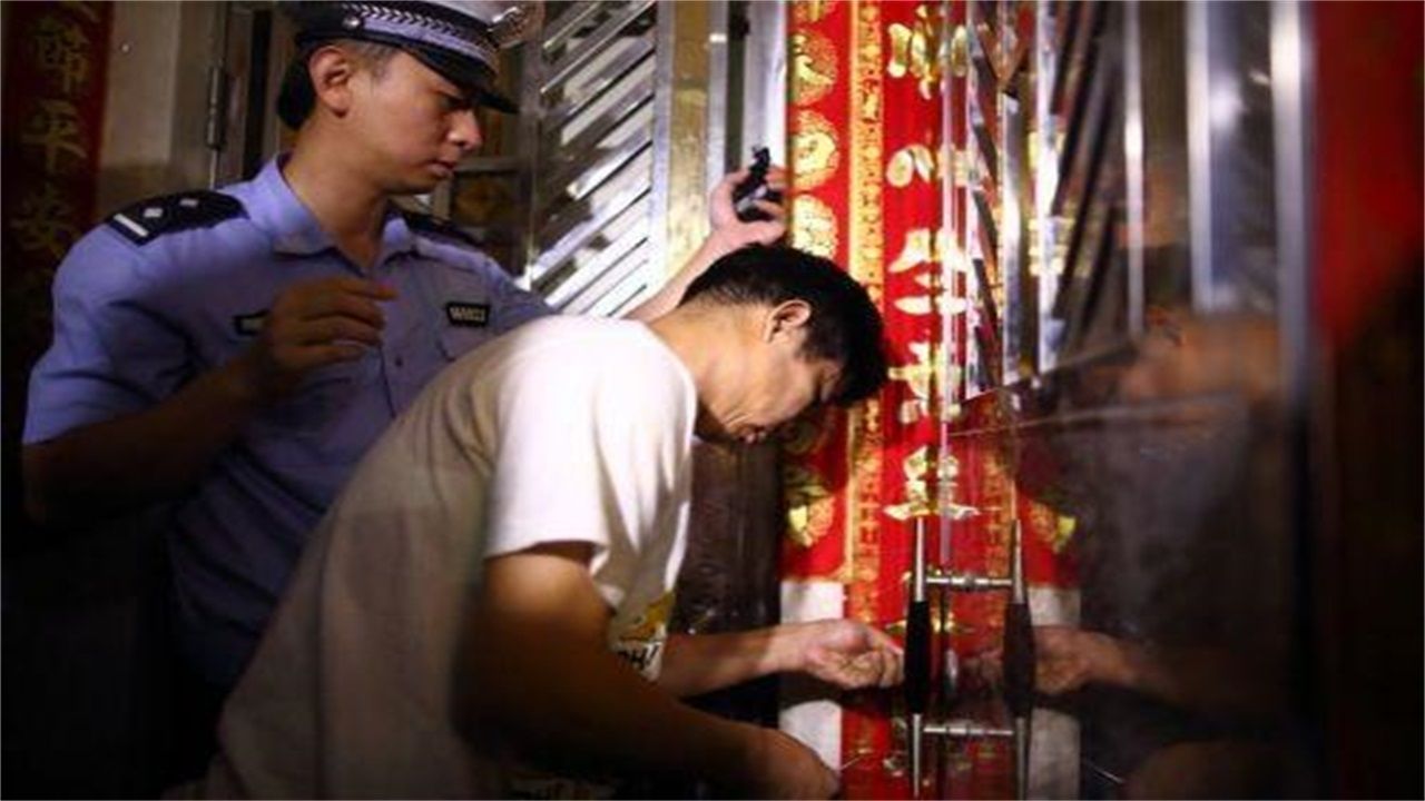 潜江请开锁师傅开了锁后，师傅